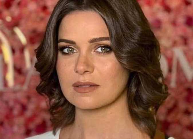 العلاقة لا تعتمد فقط على المشاعر.. النجمة يسرا اللوزي تكشف أسرار تجربة الزواج